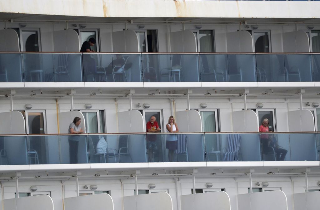 Passagiere des Schiffs „Coral Princess“ durften wochenlang ihre Kabinen nicht verlassen. Nur wer einen Balkon hatte, konnte frische Luft schnappen. Foto: AP/Wilfredo Lee
