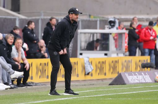 Der Druck steigt: Der Trainer Sebastian Hoeneß bereitet die Mannschaft des VfB Stuttgart auf den Saisonendspurt vor. Foto: Baumann/Julia Rahn