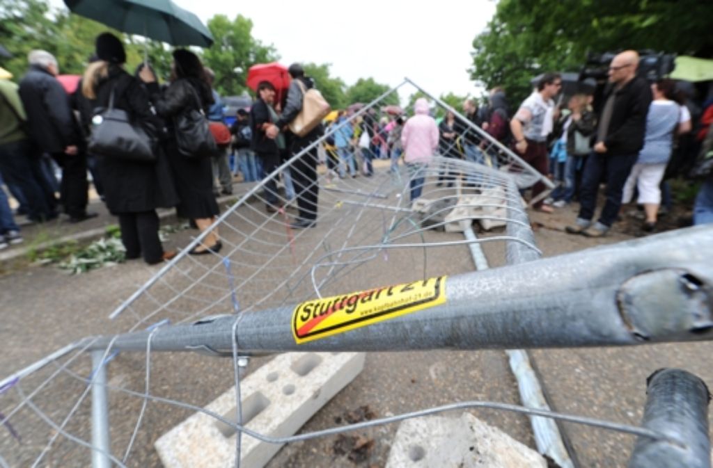 Auch der Bauzaun konnte zahlreiche Demonstranten im Juni 2011 nicht stoppen. Foto: dpa
