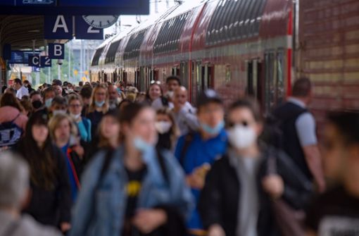 Menschenmassen am Bahnsteig, während der Zeit des 9-Euro-Tickets im vergangenen Sommer. Foto: picture alliance/dpa/Stefan Sauer