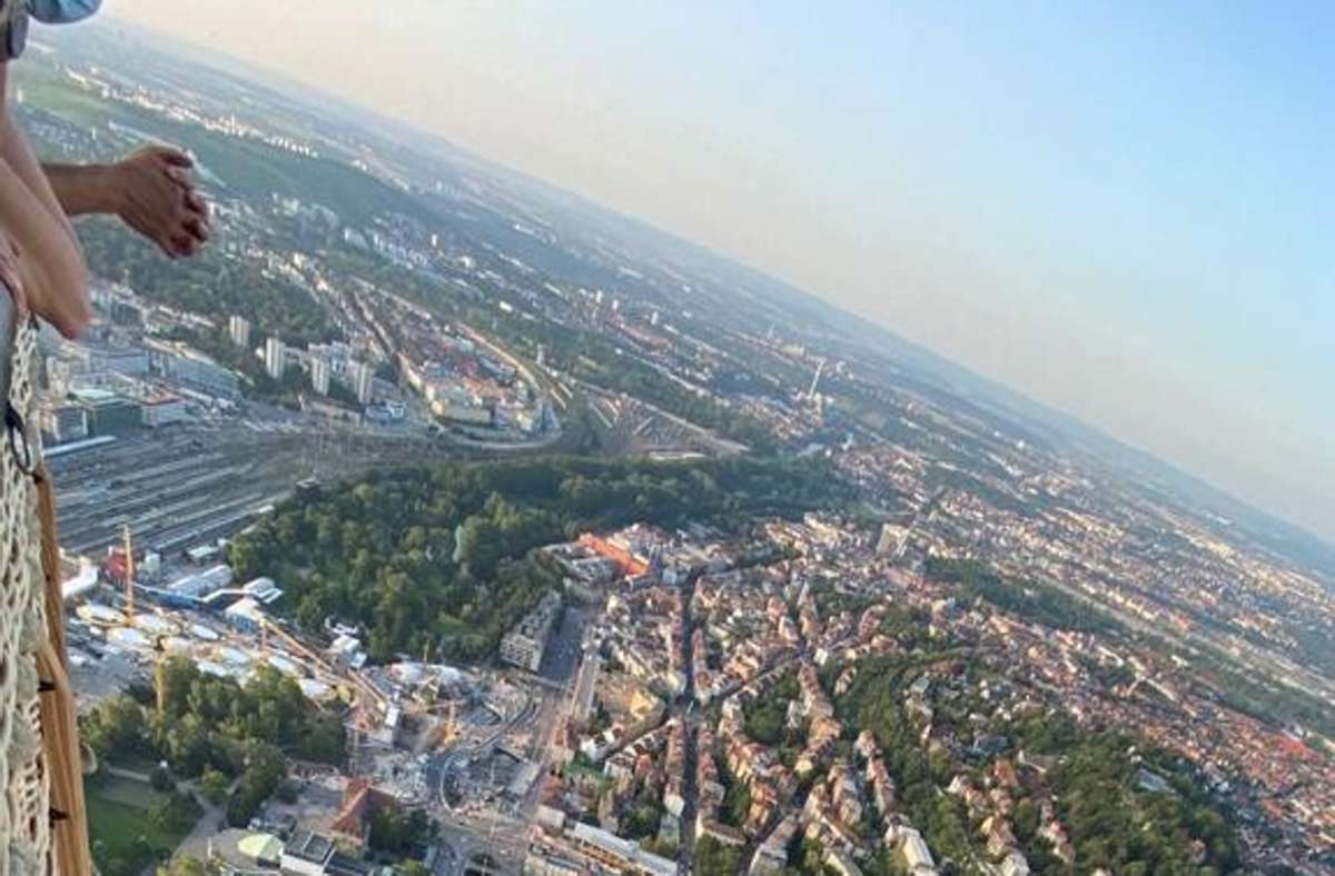 Stuttgart im Spielzeugformat: Der Blick aus dem gewaltigen Heißluftballon, der am Mittwochabend seine Jungfernfahrt hatte.