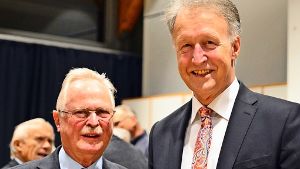 OB Roland Klenk (rechts) würdigte die Verdienste Eberhard Breitlings. Foto: Norbert J. Leven