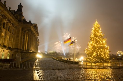 Zu Silvester ist ein Feuerwerk am Reichstag in Berlin zu sehen. Bei dem Open-Air-Spektakel entlang der Straße des 17. Juni feiern Menschen aus aller Welt den Jahreswechsel. Foto: dpa