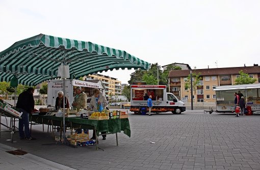 Am Mittwoch sind nur vier Händler zum Wochenmarkt auf den Hans-Scharoun-Platz gekommen. Foto: Bernd Zeyer