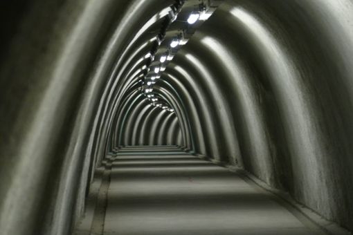 Dieser Tunnel erinnert an den Korridor in einem futuristischen Sternenkreuzer.  Foto: Torsten Schöll
