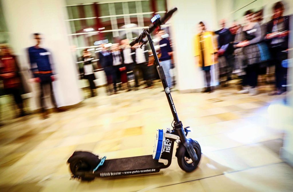 Ganz ohne Chauffeur rollert der E-Scooter der Uni Stuttgart durch das Foyer der Hochschule für Technik – und von Mitte nächsten Jahres an auch auf dem Campus in Stuttgart-Vaihingen. Nach dem Transport fährt er allein zum Standort zurück. Foto: Lg/Christoph Schmidt