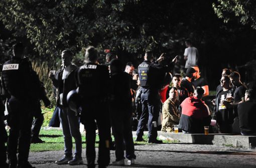 Die Polizei setzt nach Mitternacht das Alkoholverbot durch. Foto: Lichtgut/Max Kovalenko