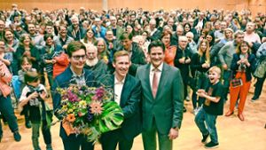 Jan Hambach (Mitte) feiert gemeinsam mit seinem Partner (links) und Bürgermeister Dirk Schaible den Sieg. Foto: Werner Kuhnle