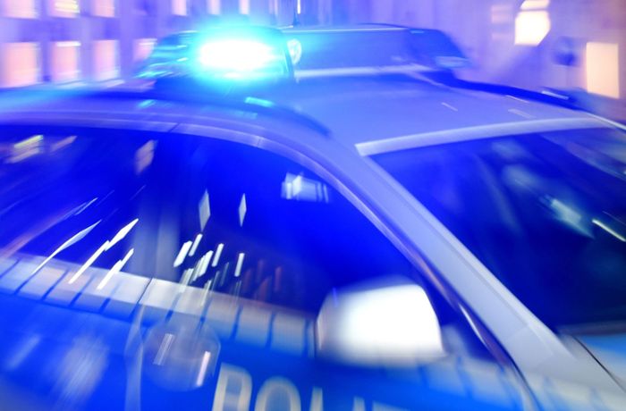 Randalierer in Kornwestheim: Mann wirft Gullydeckel auf Auto