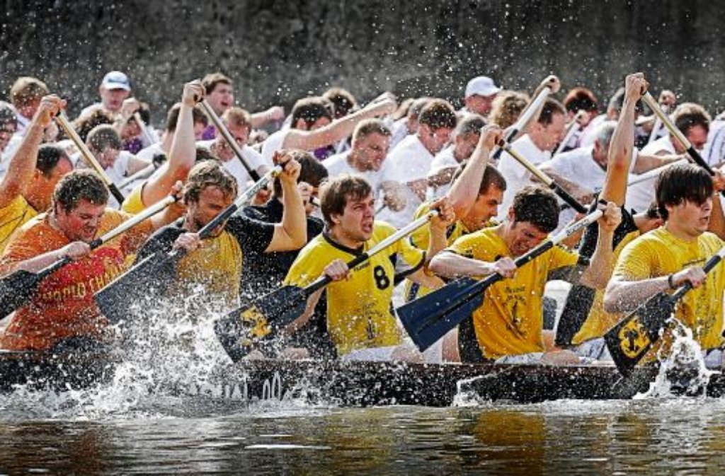 Beim Drachenbootrennen am Samstag auf dem Neckar versuchen Firmen und Vereine in den mit bis zu 20 Paddlern, einem Trommler und einem Steuermann besetzten Booten, 200 Meter möglichst schnell zurückzulegen.