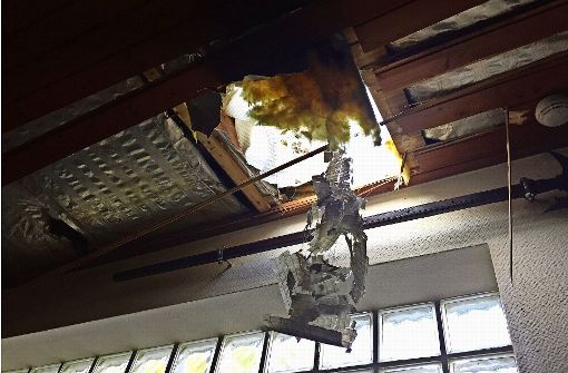 Die Einbrecher haben ein Loch in das Dach gebrochen und stiegen in die Räume der Schützengilde ein. Foto: z/Harald Puff
