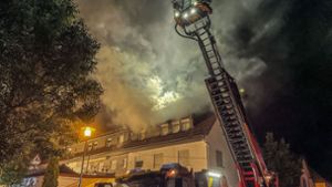 Die Feuerwehr rückte Montagnacht zu einem Dachstuhlbrand in Renningen aus. Foto: SDMG/Dettenmeyer