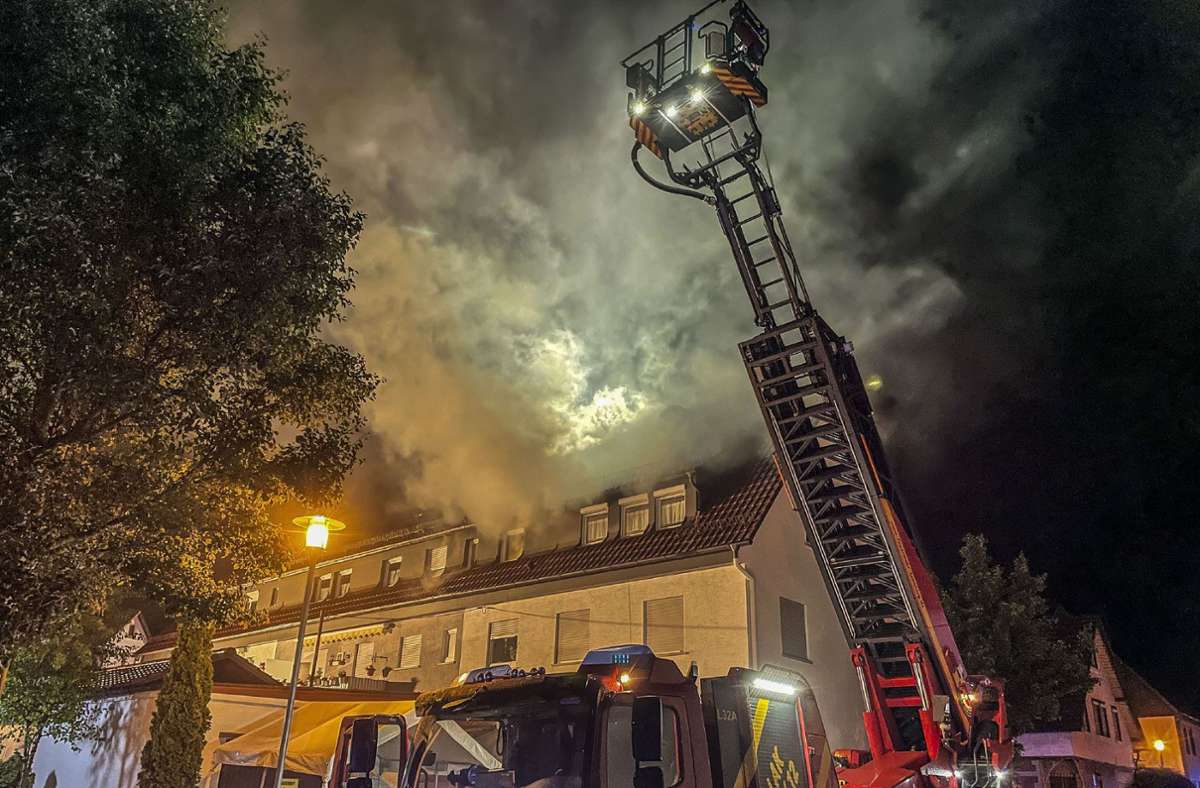 Die Feuerwehr rückte Montagnacht zu einem Dachstuhlbrand in Renningen aus.