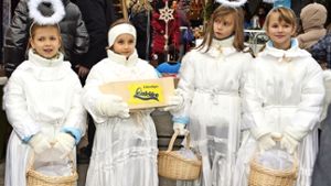 Auf dem Leinfeldener Engelesmarkt mischen sich traditionell kleine Engel unter die Besucher und verkaufen Lose. Foto: Ursula Vollmer