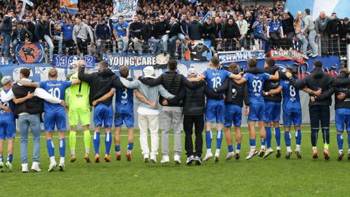 Mannschaft und Fans der Stuttgarter Kickers jubeln – eine bärenstarke Hinrunde liegt hinter den Blauen. Foto: Baumann/Hansjürgen Britsch