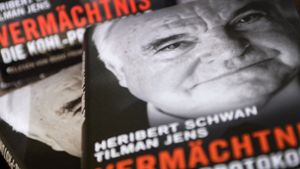 Bücher mit dem Titel „Vermächtnis. Die Kohl-Protokolle“ liegen auf einem Stapel – dem früheren Bundeskanzler Helmut Kohl wurde ein Rekord-Schadenersatz zugesprochen. Foto: dpa