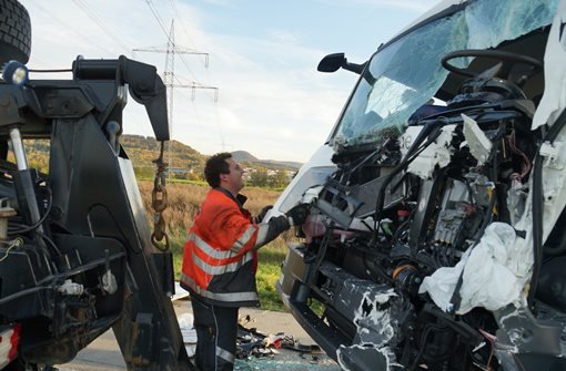 Ein Lkw-Fahrer fährt auf der Autobahn 8 bei Aichelberg im Kreis Göppingen auf einen anderen Laster auf und wird dabei schwer verletzt. Foto: FRIEBE|PR / Wölfl