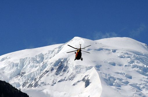 Rettungskräfte werden per Helikopter zur Seilbahn gebracht (Symbolfoto) Foto: AFP
