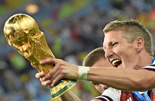 Ein Weltmeister geht: Bastian Schweinsteiger mit dem Pokal nach dem Sieg 2014 gegen Argentinien. Foto: dpa