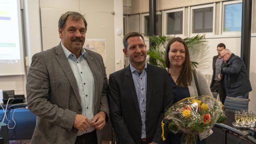 Stefan Benker  (Mitte) hat es geschafft. Ehefrau Kerstin freut sich mit dem Wahlsieger. Er folgt auf  Nico Lauxmann als Bürgermeister in Schwieberdingen. Foto: Simon Granville