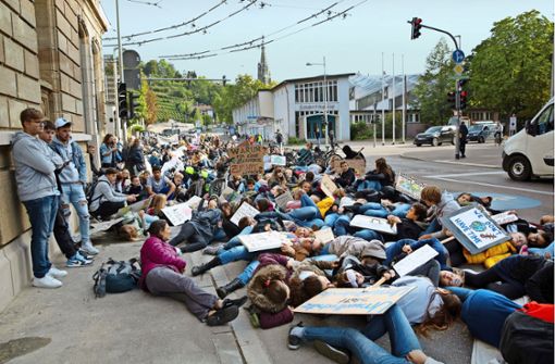Die Demonstranten blockieren für eine Minute die Berliner Straße. Foto: Ines Rudel