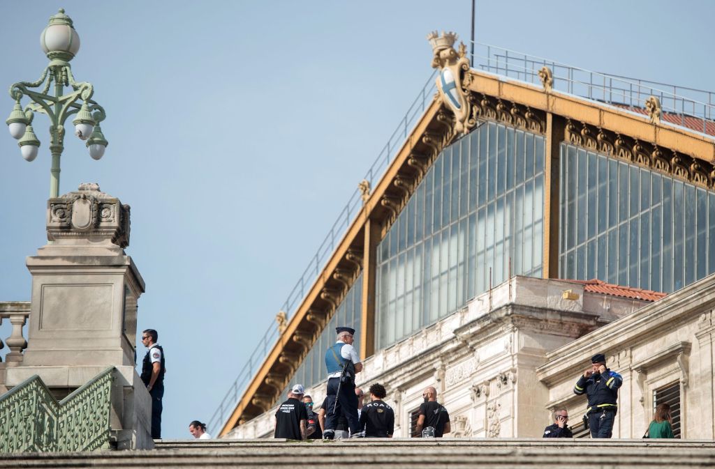 Nach einer tödlichen Messer-Attacke am wichtigsten Bahnhof von Marseille gehen Ermittler einem Terrorverdacht nach.