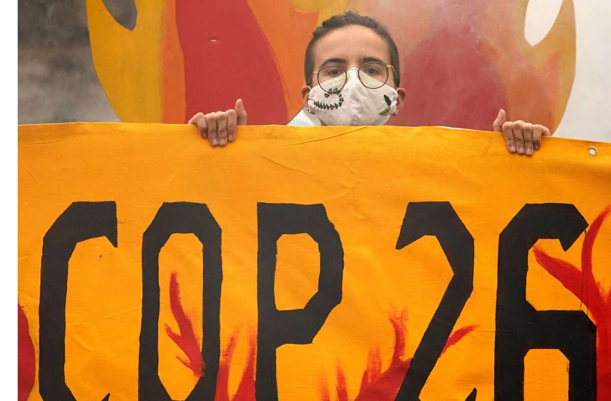 Klimaschützer protestieren in Glasgow gegen die Politik. Foto: imago//Andrew Milligan