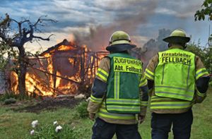 Ihre Einsätze – hier bei einem Gartenhausbrand in Richtung Rommelshausen – werden die Fellbacher Einsatzleiter bald von einem  neuen Domizil aus organisieren. Foto: Feuerwehr/Alexander Ernst
