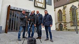 Shooting vor dem Rathaus:   Bezirkschef Bernd-Marcel Löffler, Fotograf Daniel Döbler sowie Reiner Röschl und Matthias Scherl von Vipano (v.l.). Foto: Bayer