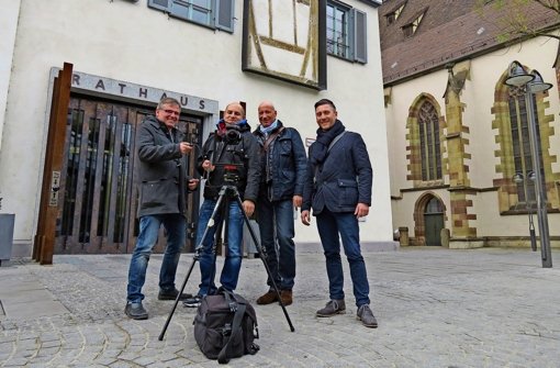 Shooting vor dem Rathaus:   Bezirkschef Bernd-Marcel Löffler, Fotograf Daniel Döbler sowie Reiner Röschl und Matthias Scherl von Vipano (v.l.). Foto: Bayer