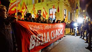 Die Renzi-Gegner  feiern  in Rom nach der Schließung der Wahllokale die Ablehnung der    Verfassungsänderung. Foto: AFP