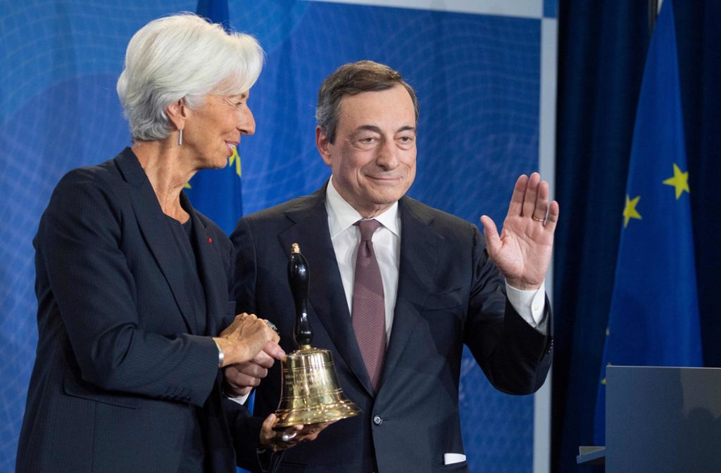 Der scheidende EZB-Präsident Mario Draghi übergibt  Christine Lagarde die  Glocke, mit der die neue    EZB-Chefin bei Sitzungen  zur Ordnung rufen kann. Foto: dpa