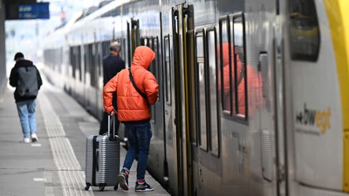 Reisende steigen in einen Nahverkehrszug auf dem Stuttgarter Hauptbahnhof – die meisten Züge der Deutschen Bahn allerdings blieben am Donnerstag stehen. Foto: dpa/Bernd Weißbrod