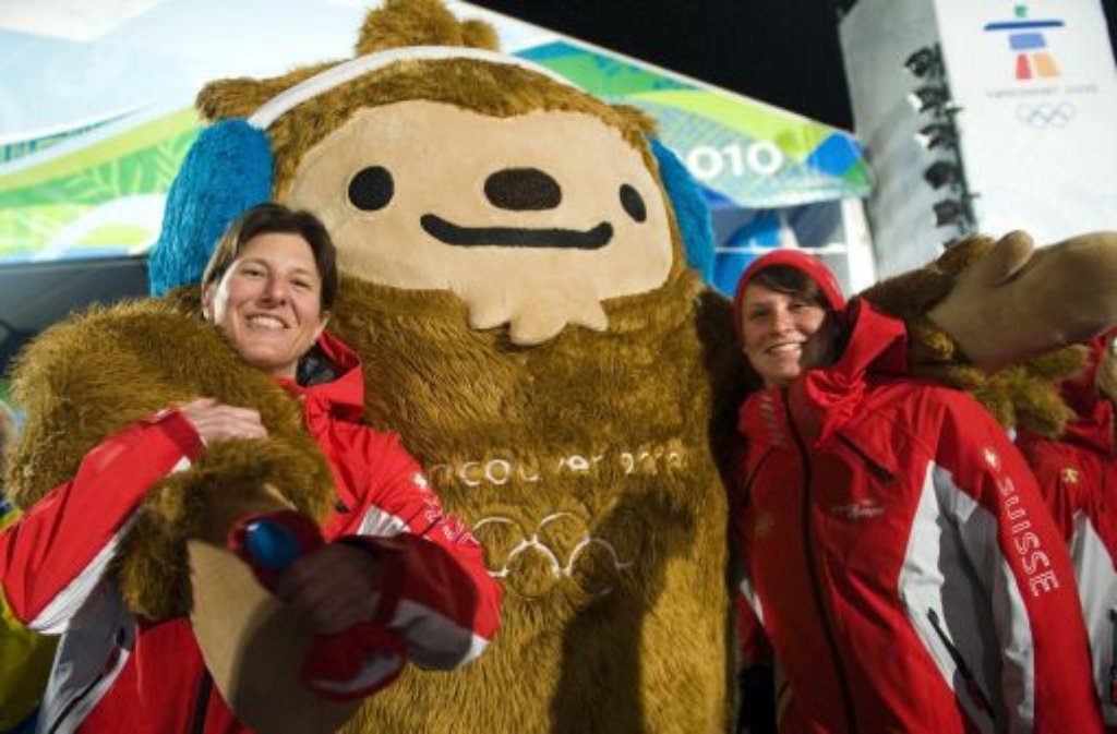 Die Schweizer Freestyle-Skispringerinnen Evelyne Leu und Tanja Schärer zusammen mit Quatchi, dem Maskottchen der Olympischen Winterspiele in Vancouver. Die Spiele werden kommende Nacht (deutscher Zeit) eröffnet.