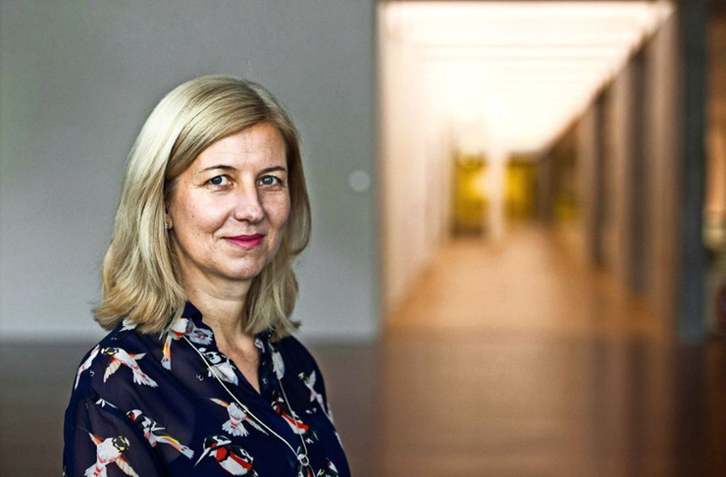 Ulrike Groos, Direktorin des Kunstmuseums Stuttgart, erarbeitet mit Tobias Rehberger Ende 2021 eine große Ausstellung seiner Arbeiten im Kunstmuseum.