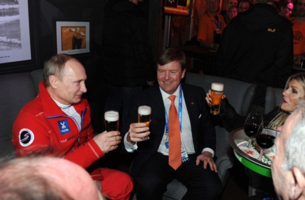Auf die Erfolge der niederländischen Sportler stoßen König Willem-Alexander und Königin Máxima mit dem russischen Präsidenten Wladimir Putin an. Foto: dpa