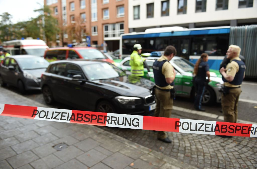Ein Mann hat am Samstagmorgen in München mehrere Menschen mit einem Messer verletzt.