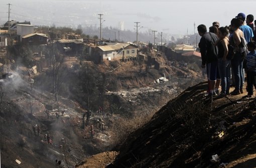 Fassungslos betrachten die Bewohner von Valparaíso die vom Feuer hinterlassene Trümmerlandschaft. Foto: dpa