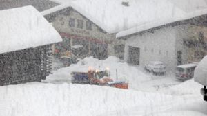 Große Neuschneemengen haben in Teilen der Alpen zu erheblichen Verkehrsproblemen und höchster Lawinengefahr geführt. Foto: dpa/Josef Salcher