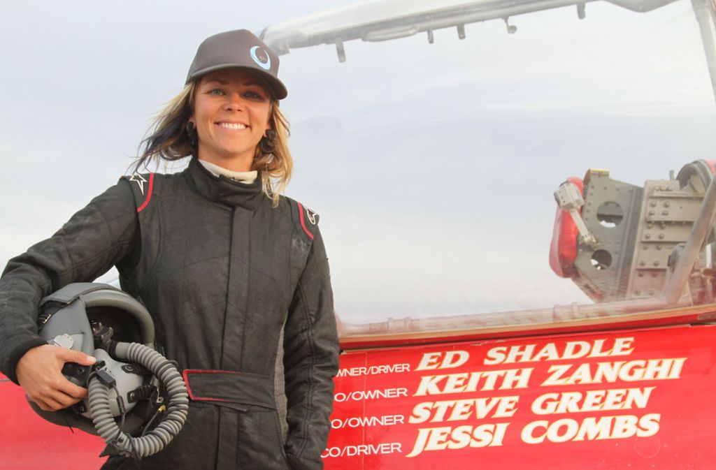 Jessi Combs ist am 27. August  im Alter von 39 Jahren bei einer Testfahrt in einem Raketenauto des North American Eagle Project gestorben.