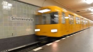 Auf der Flucht vor der Polizei hat ein Autofahrer in Berlin seinen rollenden Wagen die Treppe zu einer U-Bahnstation hinabfahren lassen. Foto: dpa