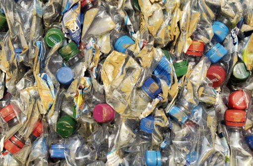 Zum 1. Januar wird die Pfandpflicht für Getränke in Plastikflaschen ausgeweitet (Symbolbild). Foto: IMAGO / Rainer Unkel