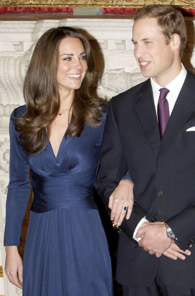 Das blaue Wickelkleid, das Kate zur Verlobung im Jahr 2010 getragen hat, hat sich zum Dauerbrenner entwickelt. Einst von Designer Issa entworfen, wird es seitdem von verschiedenen Labels immer wieder nachgeahmt – und ist immer im Nu ausverkauft.