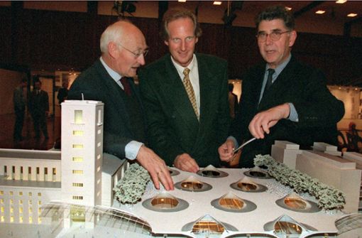 Der Juryvorsitzende Klaus Humpert (links) 1997 mit dem damaligen OB Wolfgang Schuster und  Bahnaufsichtsratsvorsitzenden Heinz Dürr mit dem Modell des Ingenhoven-Entwurfs Foto: dpa