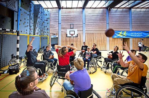 Beim Rollstuhlbasketball messen sich Schüler mit und ohne Behinderung. Mit dem Projekt hat sich die Margarete-Steiff-Schule für den Förderpreis beworben. Foto: Archiv Lg/Achim Zweygarth