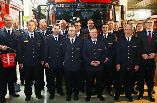 Bürgermeister Markus Kleemann und die Führungsriege der Oberstenfelder Feuerwehr haben  bei der Zusammenkunft eine Reihe von Kameraden auszeichnen können. Foto: avanti