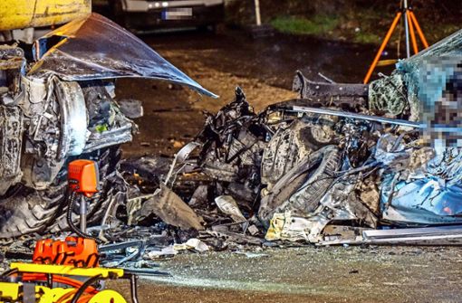 Der BMW wurde bei dem Unfall völlig zerstört. Foto: SDMG