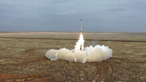 Start einer russischen Iskander-Rakete. Sie kann auch mit Atomsprengköpfen bestückt werden. Mit dem Einsatz solcher Systeme droht Russland der Ukraine. Foto: dpa/Uncredited