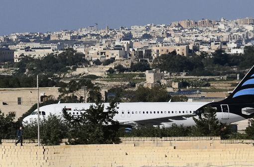 Die in Malta gelandete Maschine aus Libyen Das Flugzeug war zuvor entführt worden. Foto: AP