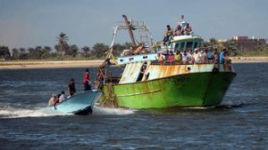 Vor der Küste Ägyptens ist ein Schiff mit Flüchtlinge gesunken. Mit Fischerboten wird nach Überlebenden gesucht. Am Ende zählen die Helfer weit über 200 Tote. Foto: dpa